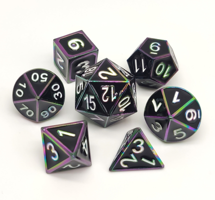 La mano pulió el artículo determinado de los dados negros del RPG para Shadowrun y el pionero
