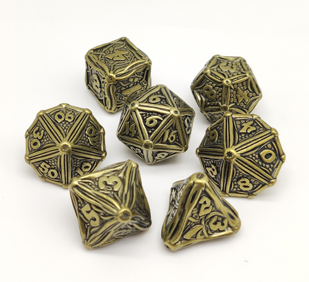 El oro plateó el metal determinado de los dados superficiales del RPG polihédrico para el martillo y Yahtzee