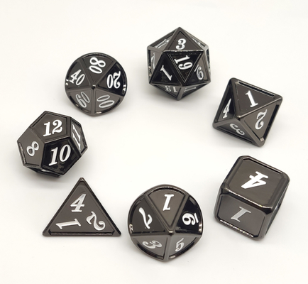 La mano talló el RPG negro del metal corta robusto en cuadritos para la mazmorra y el dragón