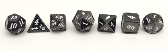 La mano talló el RPG negro del metal corta robusto en cuadritos para la mazmorra y el dragón