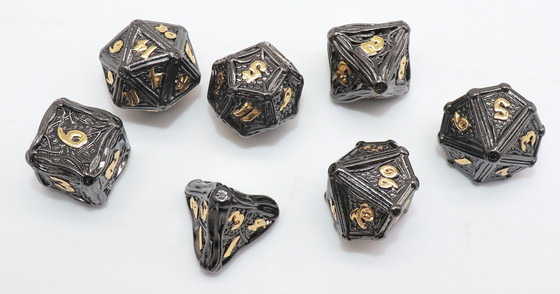 La mano del CE talló dados miniatura fijó el polaco polihédrico multiusos