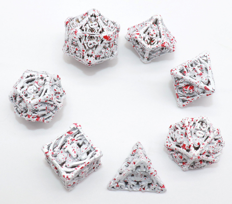 La mano talló el juego de piezas blanco de Mini Polyhedral Dice DND 7 portátil