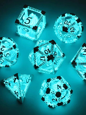 Los dados del RPG DND de la diversión fijaron mazmorras y dragones luminosos llevados transparentes de los dados