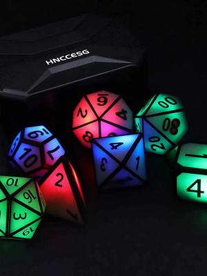 Los dados del metal DND fijaron dados de la resina del filo llevaron dados luminosos