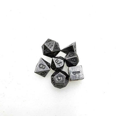 Mini dados poliédricos ligeros en el juego de rol Dungeons and Dragons