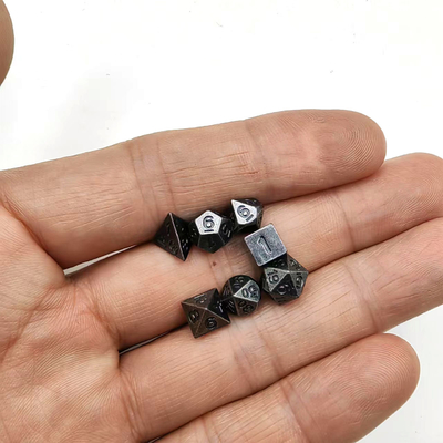 Mini dados poliédricos ligeros en el juego de rol Dungeons and Dragons