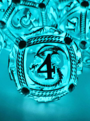 Los dados del RPG DND de la diversión fijaron mazmorras y dragones luminosos llevados transparentes de los dados