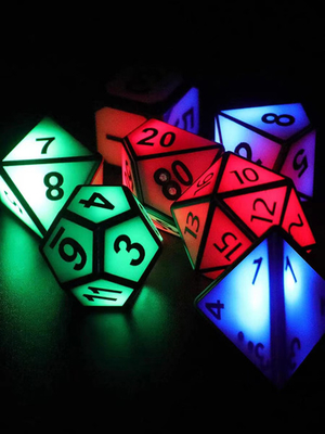 Los dados del metal DND fijaron dados de la resina del filo llevaron dados luminosos