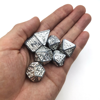 El RPG del metal del borde de la tarjeta da el artículo tallado a mano para el mundo salvaje poliédrico