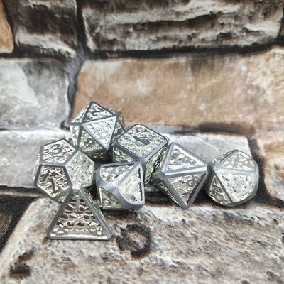El RPG del metal del borde de la tarjeta da el artículo tallado a mano para el mundo salvaje poliédrico