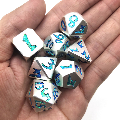 Hecho corte el sistema en cuadritos polihédrico los dados de talla exquisitos del metal póker de lujo
