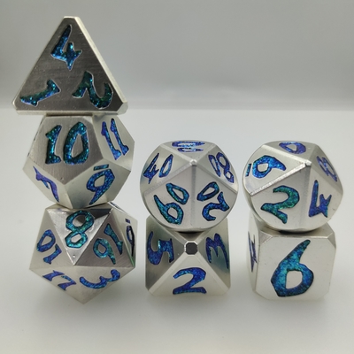Hecho corte el sistema en cuadritos polihédrico los dados de talla exquisitos del metal póker de lujo