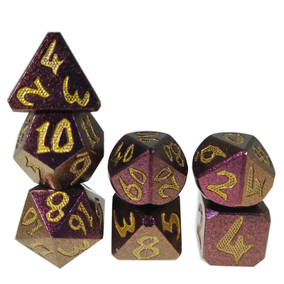 Los dados polihédricos del metal fijaron al peso ligero del manual de los dados del juego de lujo