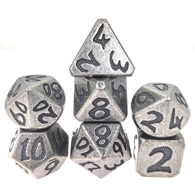 Los dados fijan para DND o el RPG corta la mano en cuadritos determinada talló el metal de lujo ligero