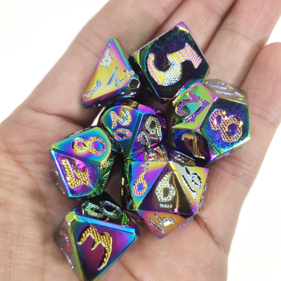 La mano de la superficie del juego de tarjeta talló la resina que el arreglo para requisitos particulares polihédrico del color de los dados corta bastante sistemas en cuadritos