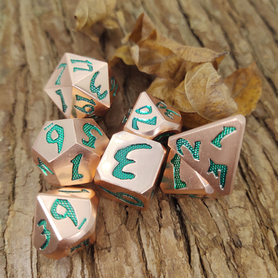 Los dados del metal del vintage práctico polihédrico de cobre verde de los dados Niza fijaron para los filos aseados del juego de DND