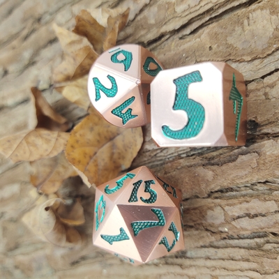 Los dados polihédricos del material de los dragones de cobre verdes claros de Mini Black For Dungeons And fijaron ligero filo