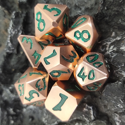 Los dados polihédricos del material de los dragones de cobre verdes claros de Mini Black For Dungeons And fijaron ligero filo