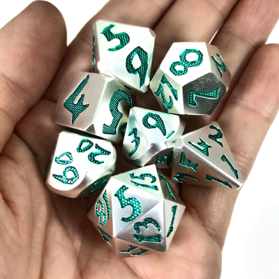 Juego de dados hechos a mano resistentes al desgaste de mini dados DND de aleación de zinc para DND o RPG