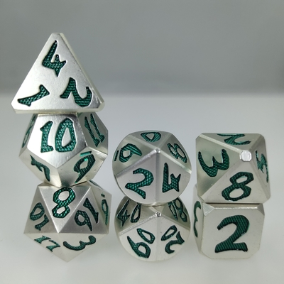 El peso ligero para el RPG de la colección corta el juego único portátil de los dados en cuadritos del metal del metal plateado verde determinado para Dnd