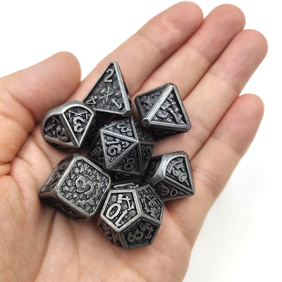 Los dados llenados líquidos durables antiusuras de los juegos tableros fijaron resplandor en los dados oscuros