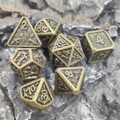 El RPG de la tarjeta de juego de mesa corta dados únicos ligeros del metal en cuadritos fijó Cuprum