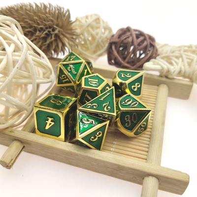 Juego de dados de metal personalizado Tamaño de acabado 16 mm-22 mm Juego de dados para juegos 7 piezas Poliédrico Verde dorado