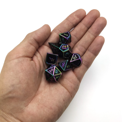 Juego de dados poliédricos de resina tallada a mano en superficie, latón metálico