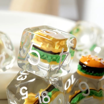 Conjunto de dados DND poliédrico personalizado para juegos de hamburguesas