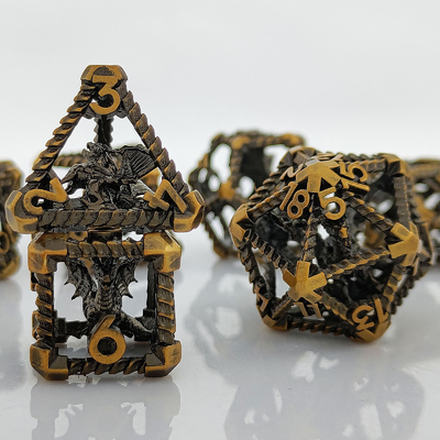 Cuerdas de metal huecas con varios fideos, mazmorra de dragón volador y DND de dragón