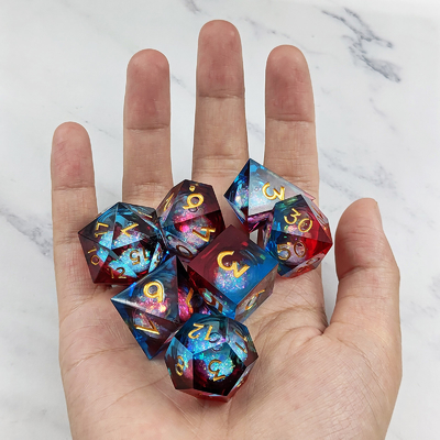 El juego de dados de resina multicolor de arena de flujo