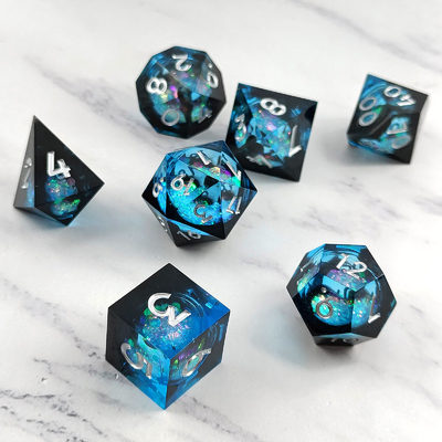 El juego de dados de resina multicolor de arena de flujo