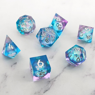 El juego de dados de resina multicolor de arena de flujo