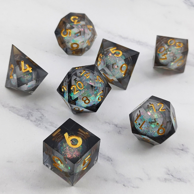 El juego de dados de resina multicolor de arena de flujo