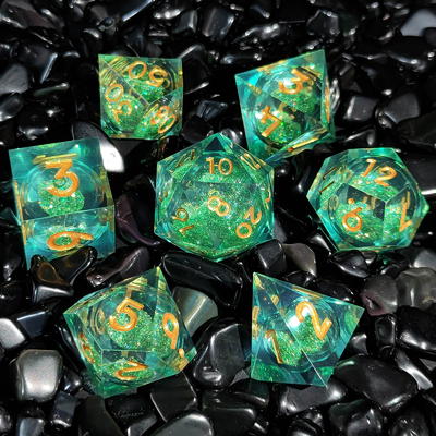 El juego de dados de resina multicolor de arena de flujo