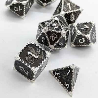 RPG de metal de múltiples facetas Dados Dragón volador Sólido Dragón liso DND
