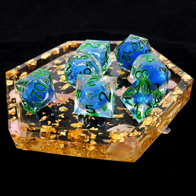El juego de dados de escritorio de resina natural de color azul líquido transparente