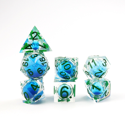 El juego de dados de escritorio de resina natural de color azul líquido transparente