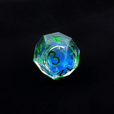 El juego de dados de escritorio de resina natural de color azul líquido transparente