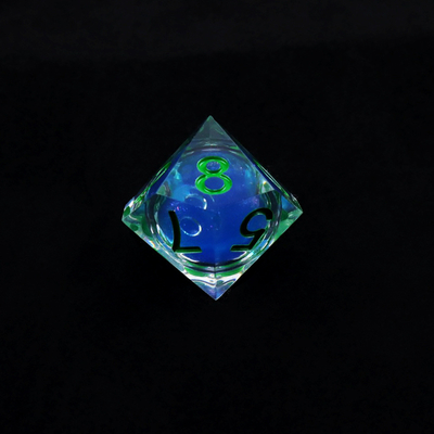 El juego de dados de escritorio de resina natural de color azul líquido transparente
