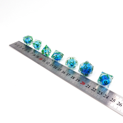 El juego de dados de escritorio de resina natural de color azul líquido transparente