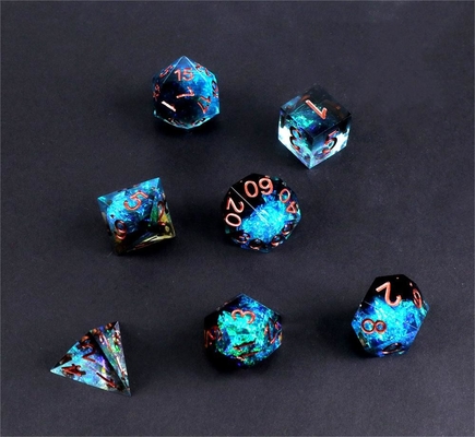El personaje de resina de mineral azul más negro juega un juego de dados multi-noodle y dados