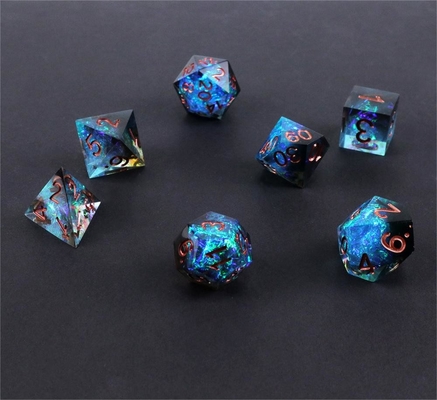 El personaje de resina de mineral azul más negro juega un juego de dados multi-noodle y dados
