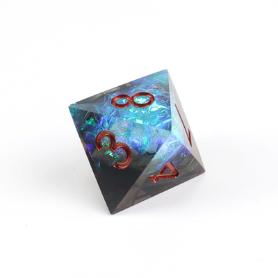 El personaje de resina de mineral azul más negro juega un juego de dados multi-noodle y dados