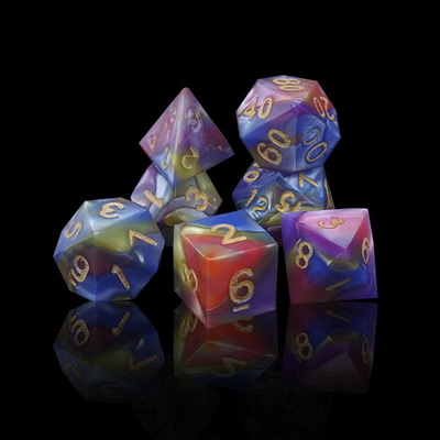 Tres colores de resina de mármol Rpg dados con logotipo universal