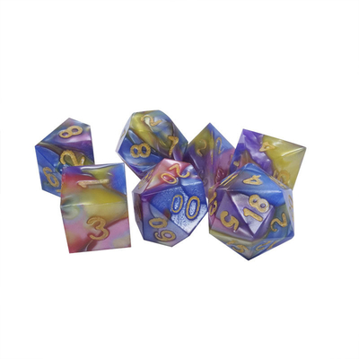 Tres colores de resina de mármol Rpg dados con logotipo universal