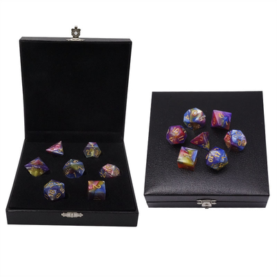 Tres colores de resina de mármol Rpg dados con logotipo universal