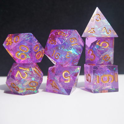 Los personajes de rosas de color y rayas de resina juegan un juego de dados multi-noodle Dragon and Dungeon dnd dice
