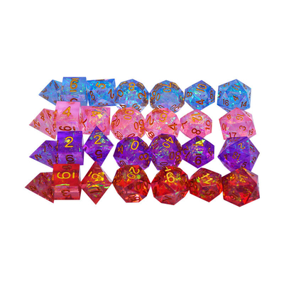 Los personajes de rosas de color y rayas de resina juegan un juego de dados multi-noodle Dragon and Dungeon dnd dice
