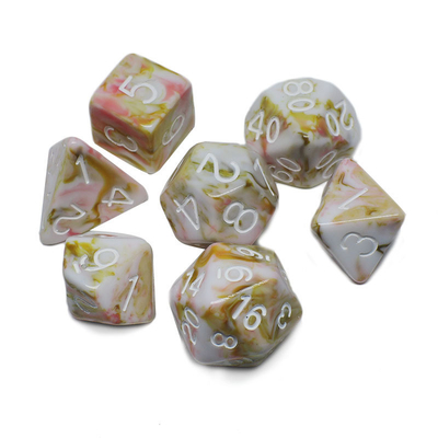El personaje de resina de mineral blanco y rojo juega un traje de dados multi-noodle Dragón y mazmorra dnd dados